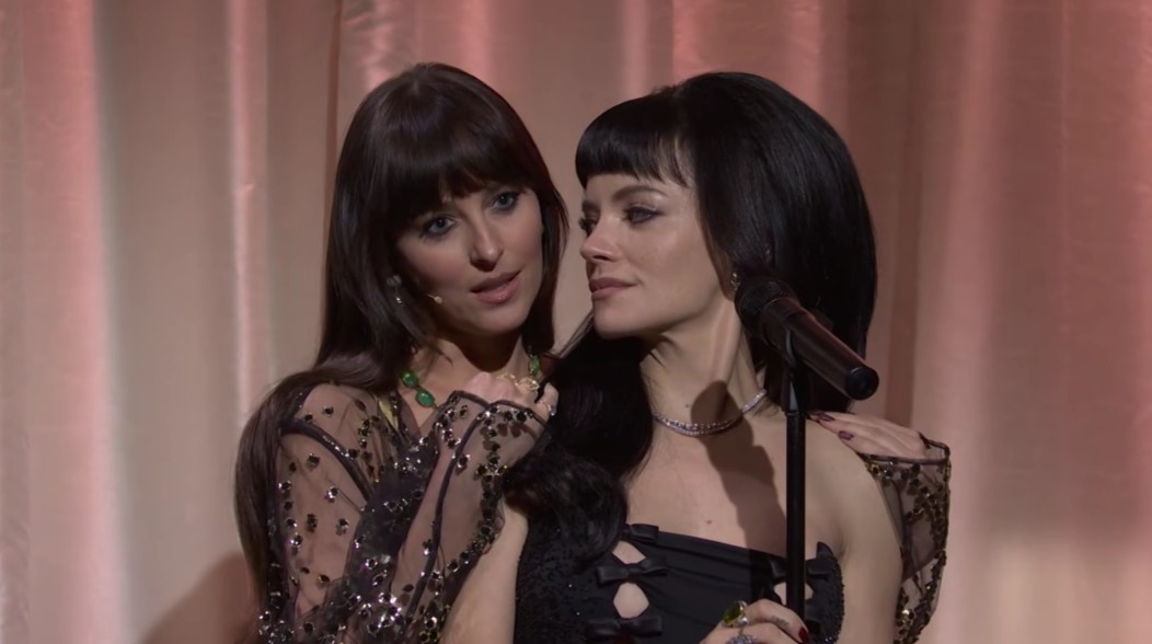La actuación de Lily Allen en SNL con la protagonista de ’50 Sombras de Grey’