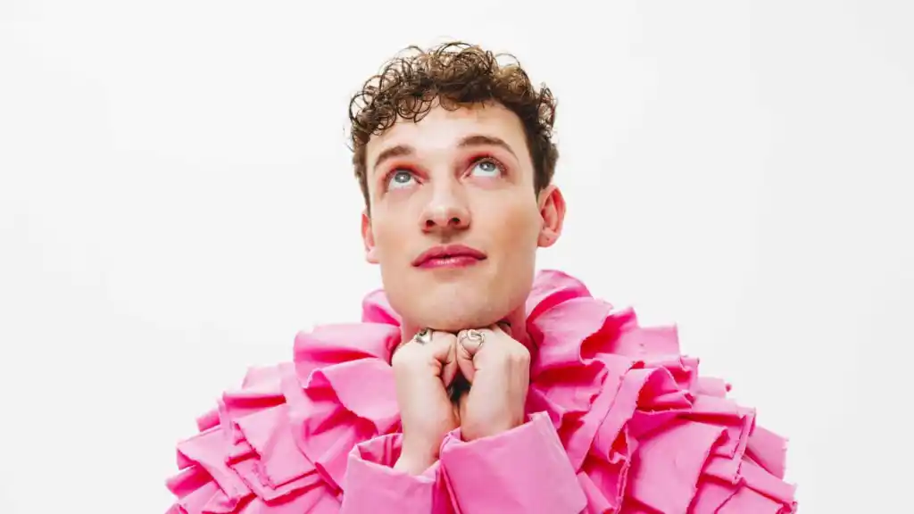 Nemo devuelve su trofeo de Eurovision por la participación de Israel