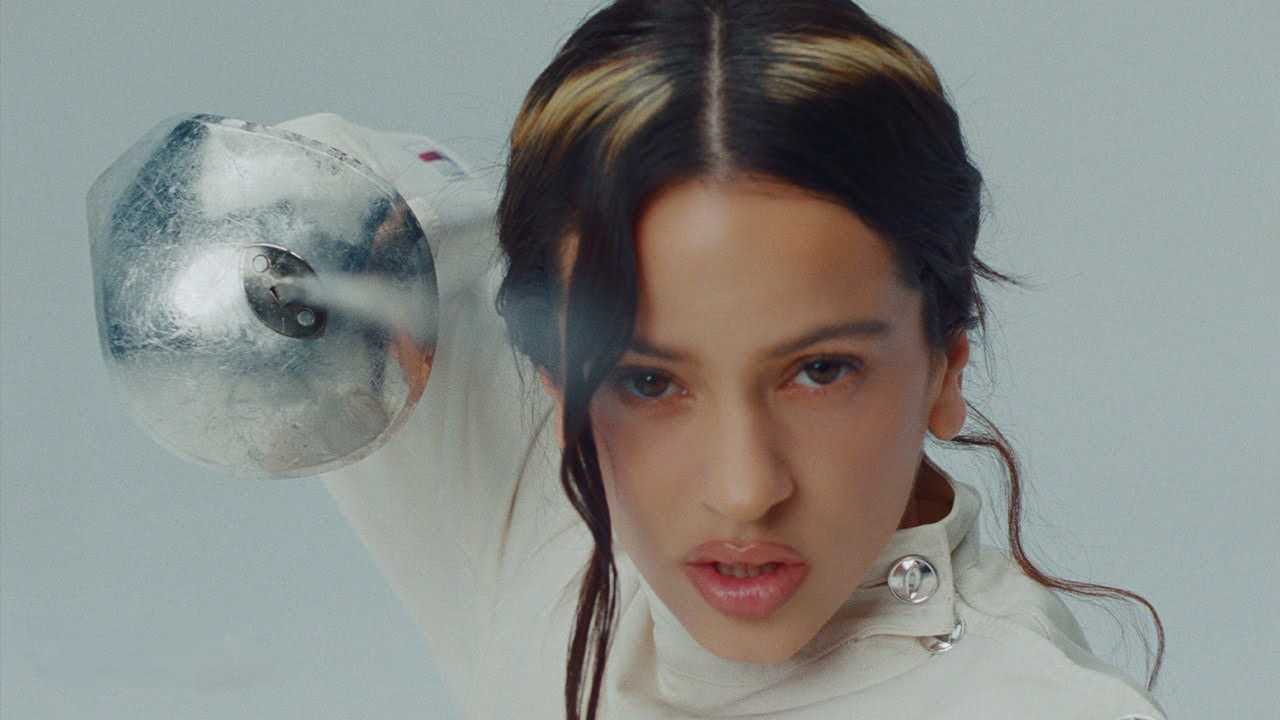 Rosalía es una esgrimista profesional en el videoclip de ‘La Perla’