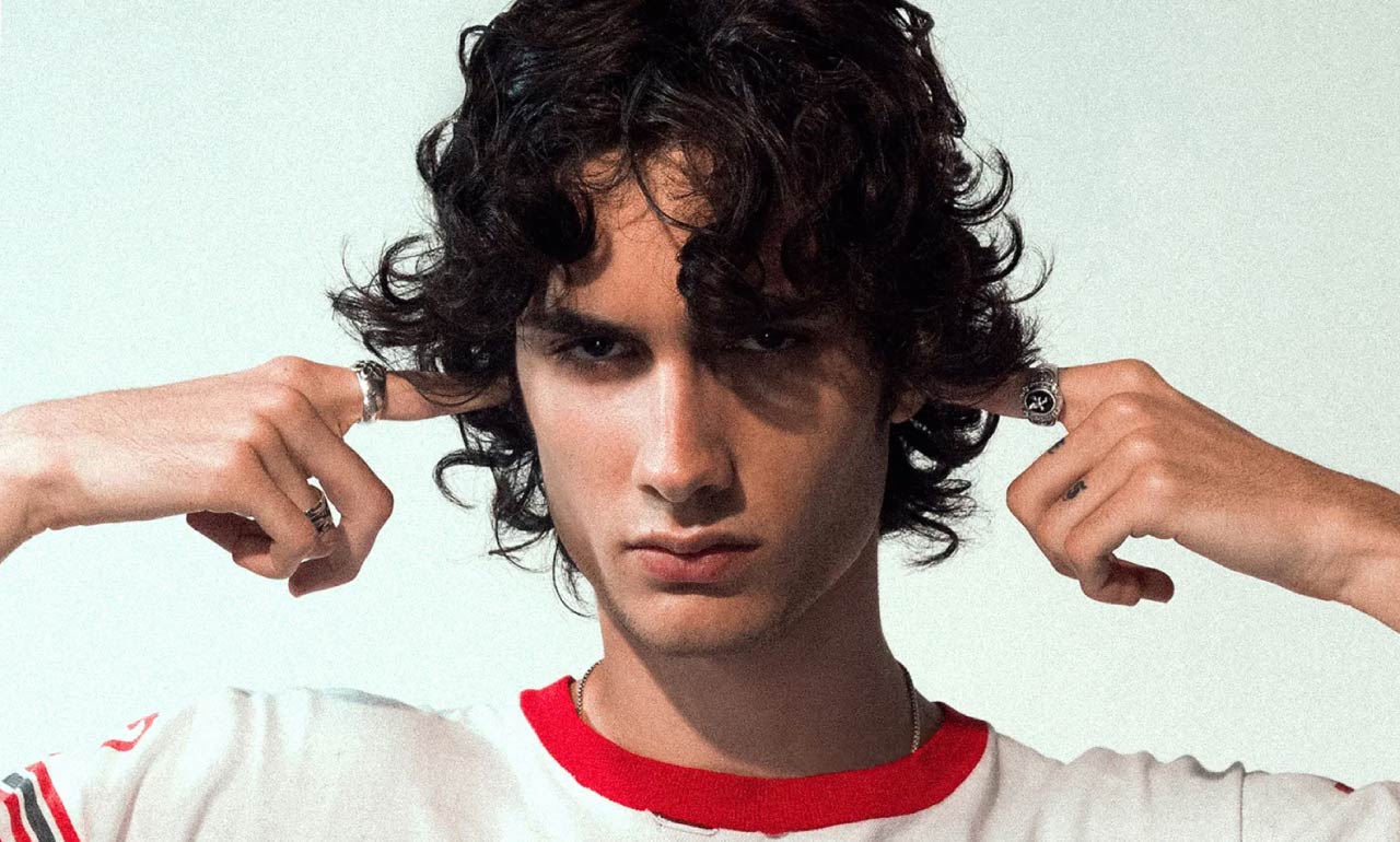 Sombr termina sus canciones si tienen éxito en TikTok