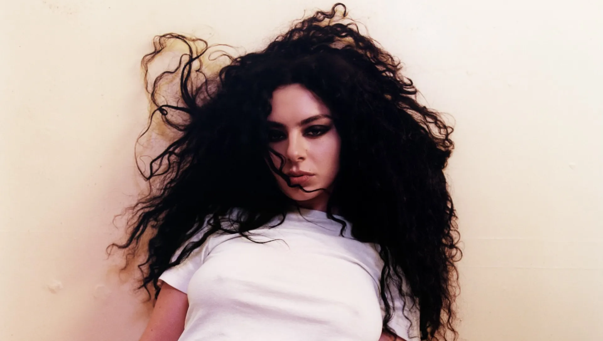 Charli XCX hace movimientos extraños en redes  y se plantea lanzar su disco cancelado