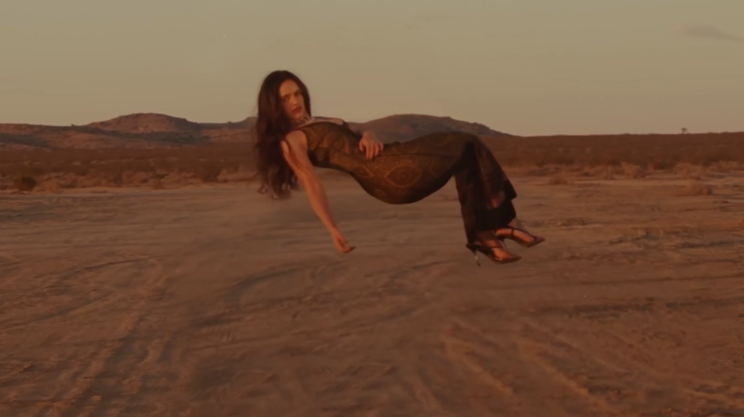 Rosalía no se mata la cabeza con el vídeo de ‘Sauvignon Blanc’