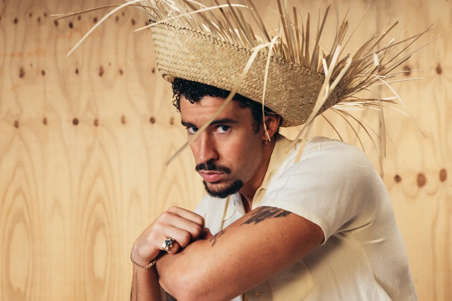 Bad Bunny se mantiene con el álbum más vendido a nivel mundial, Hilary Duff top 4