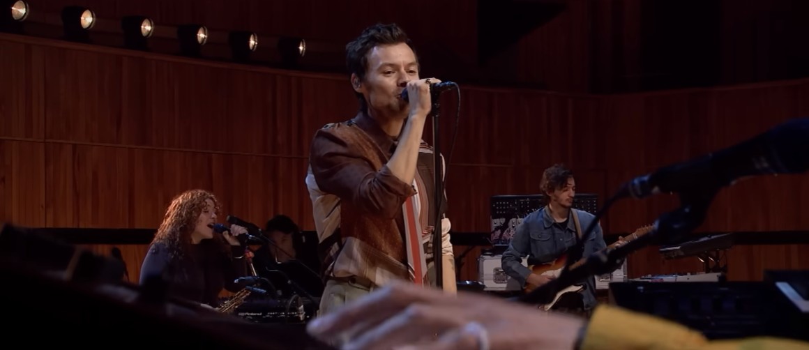 Harry Styles versiona ‘Everybody Wants To Rule The World’