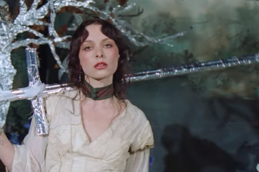 La vida es un teatro: Holly Humberstone en ‘Cruel World’