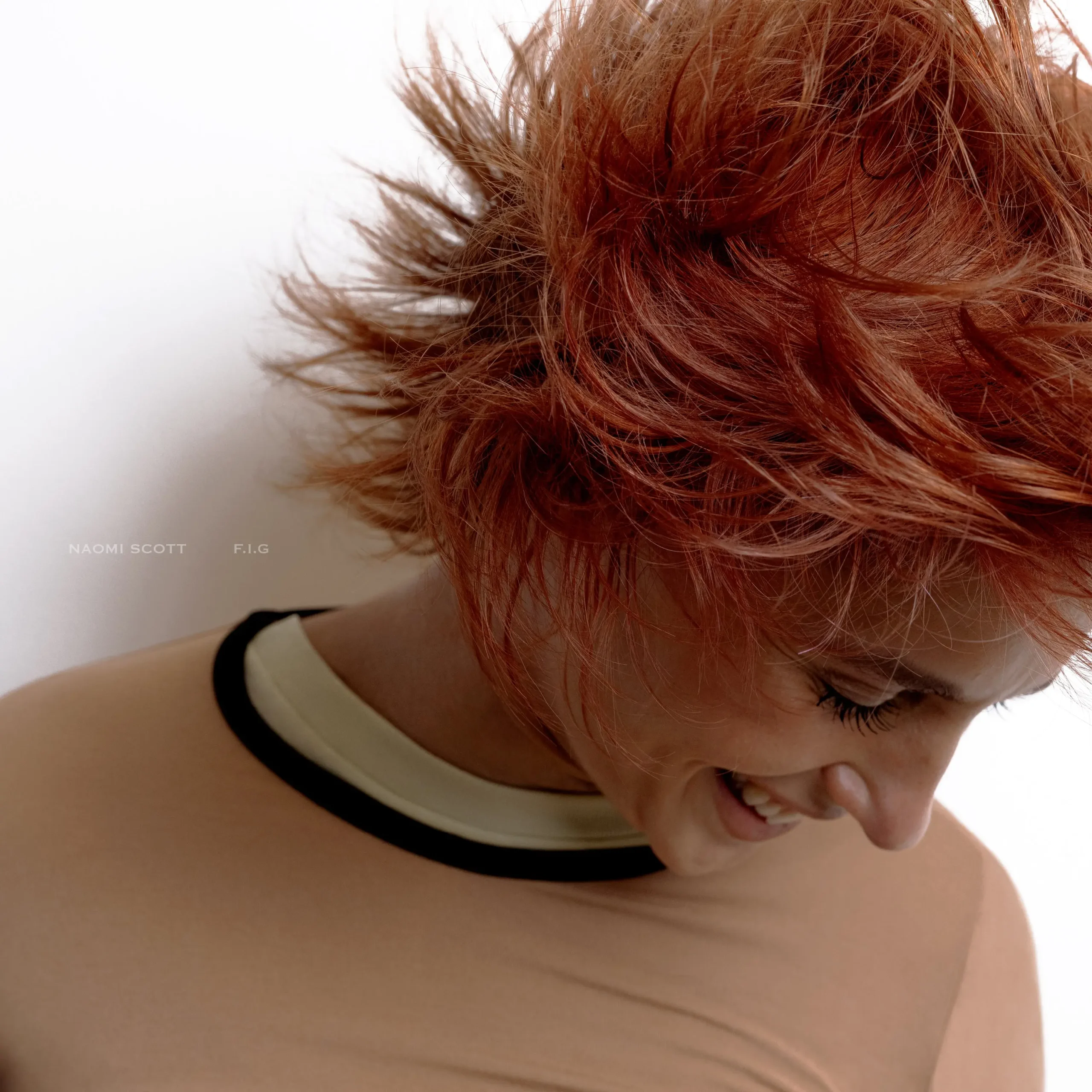 La delicadeza de ‘Hellbent’: Naomi Scott debuta en el pop